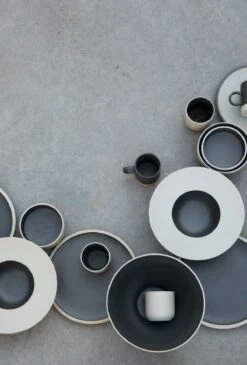 ByOn Fumiko Plate 25,6x2 Cm, Beige/Black -Möbel Verkauf byon fumiko plate 256x2 cm beige black 1