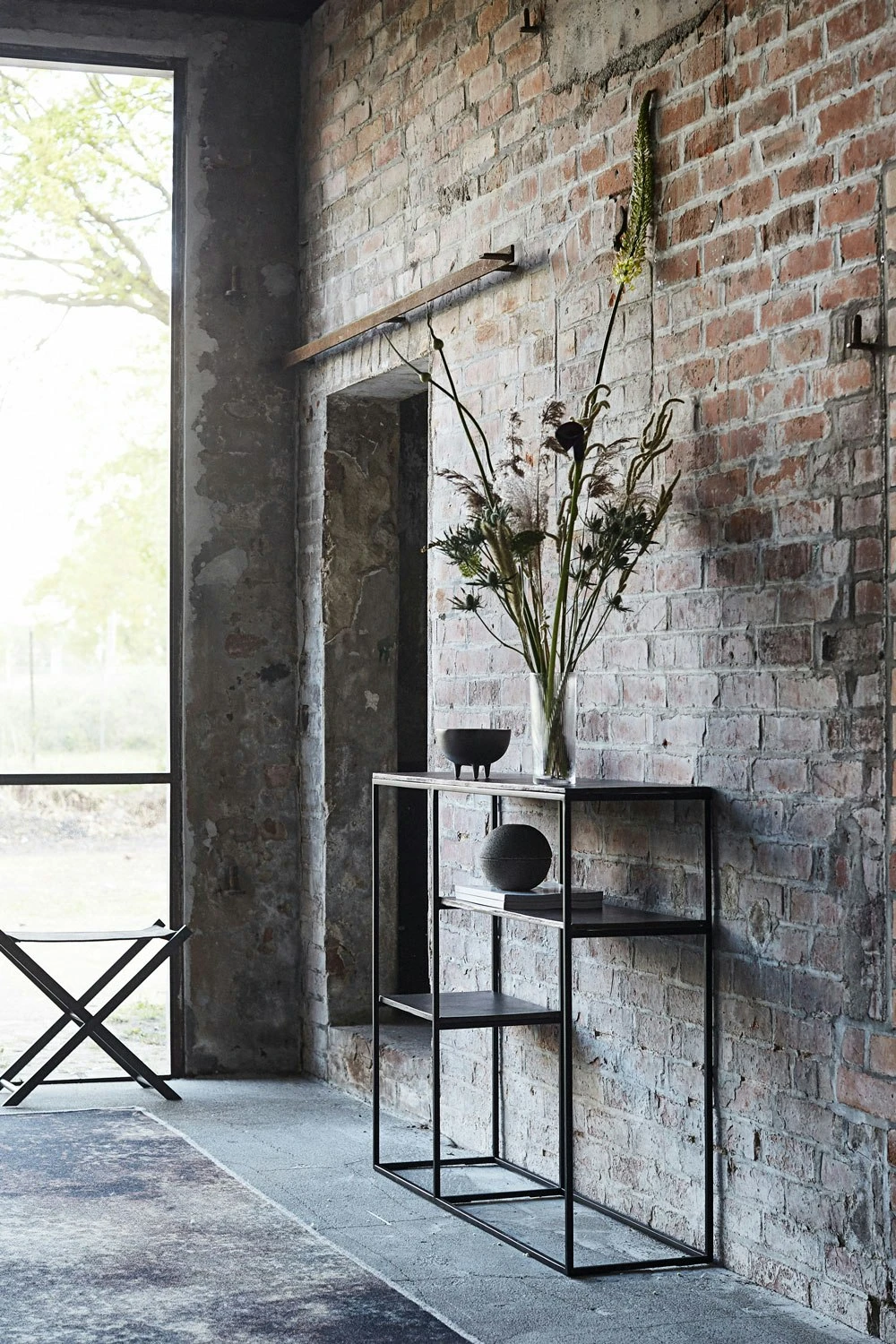 Muubs Hitch Konsolentisch L110xD30xH90 Cm, Schwarz / Altmessingfarben 4 Muubs Hitch Konsolentisch L110xD30xH90 Cm, Schwarz / Altmessingfarben – Bild 2